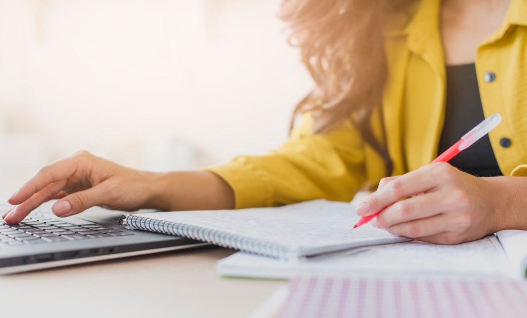 O exercício de freefall writing pode ser realizado tanto em papel quanto no computador.