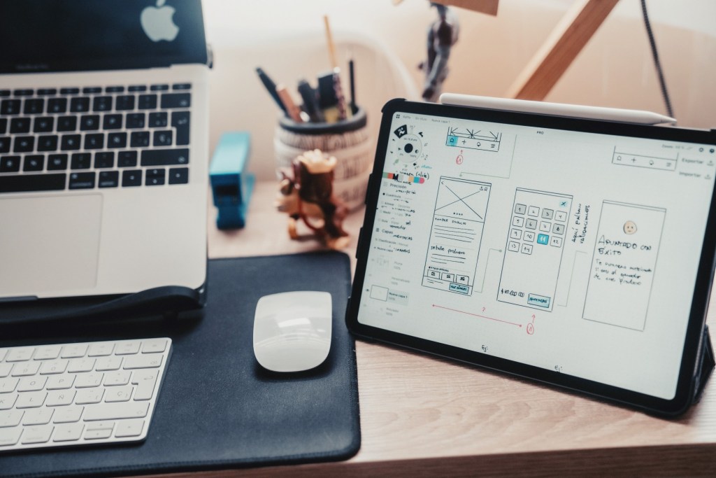 Existem diversos cursos de curta e média duração para capacitar profissionais a se tornarem UX designers.