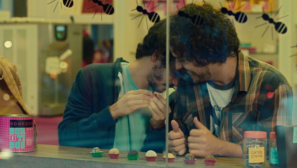 Ricardo  é apaixonado por Felipe, que se interessa pelo rapaz mas descobre um forte sentimento por Isabela. Esse é o enredo de Música Para Morrer de Amor.