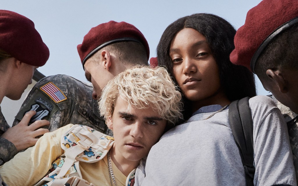 Fraser (Jack Dylan Grazer) e Caitlin (Jordan Kristine Seamón) são os personagens principais de We Are  Who We Are, nova série da HBO sobre o desabrochar da adolescência.