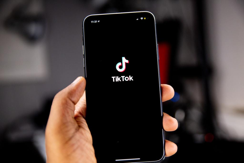 Seguir perfis populares no TikTok ajuda o usuário a entender quais conteúdos estão engajando no momento. (Foto: Unsplash)