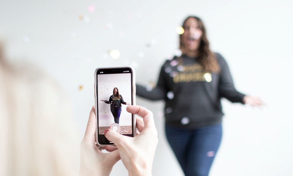 Postar no TikTok nos dias e horários de maior pico pode fazer com que seu conteúdo chegue a mais pessoas. (Foto: Unsplash)