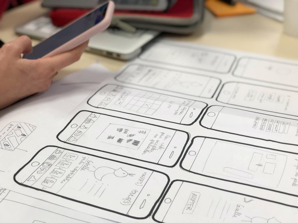 O profissional de UX design cuida da parte visual do desenvolvimento de produtos digitais com foco no usuário. Já o UX writing cuida de toda a parte textual.