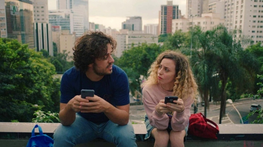 A amizade de Ricardo e Isabela vai ser chacoalhada quando o tímido Felipe aparecer na vida dos dois, essa é a sinopse de musica para morrer de amor