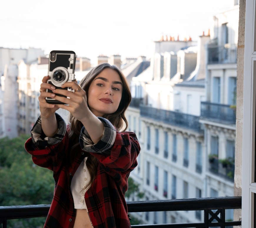 Emily em Paris: nova série de Darren Star só quer nos oferecer um bom clichê. Por que não?