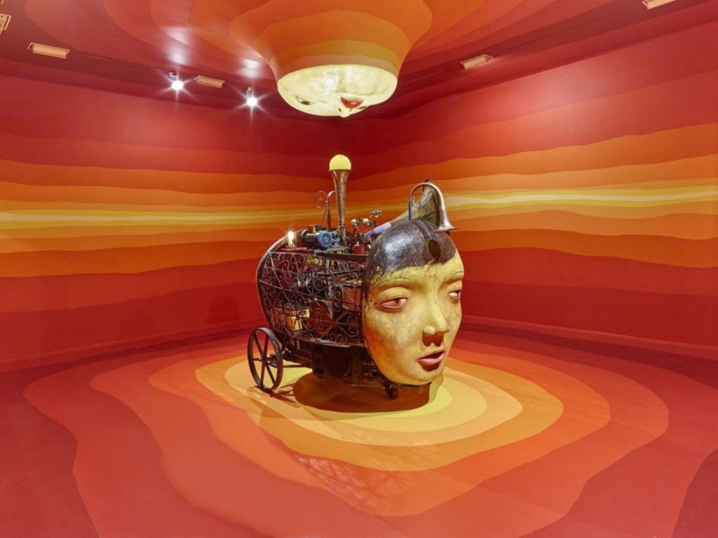 Para conferir a exposição OSGEMEOS é necessário agendar horário no site da Pinacoteca e comparecer ao local de máscara.