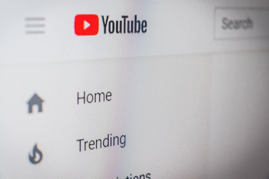 Ao ocultar os dislikes dos vídeos, o Youtube espera diminuir a propagação de ódio gratuito na rede. (Foto: Unsplash)