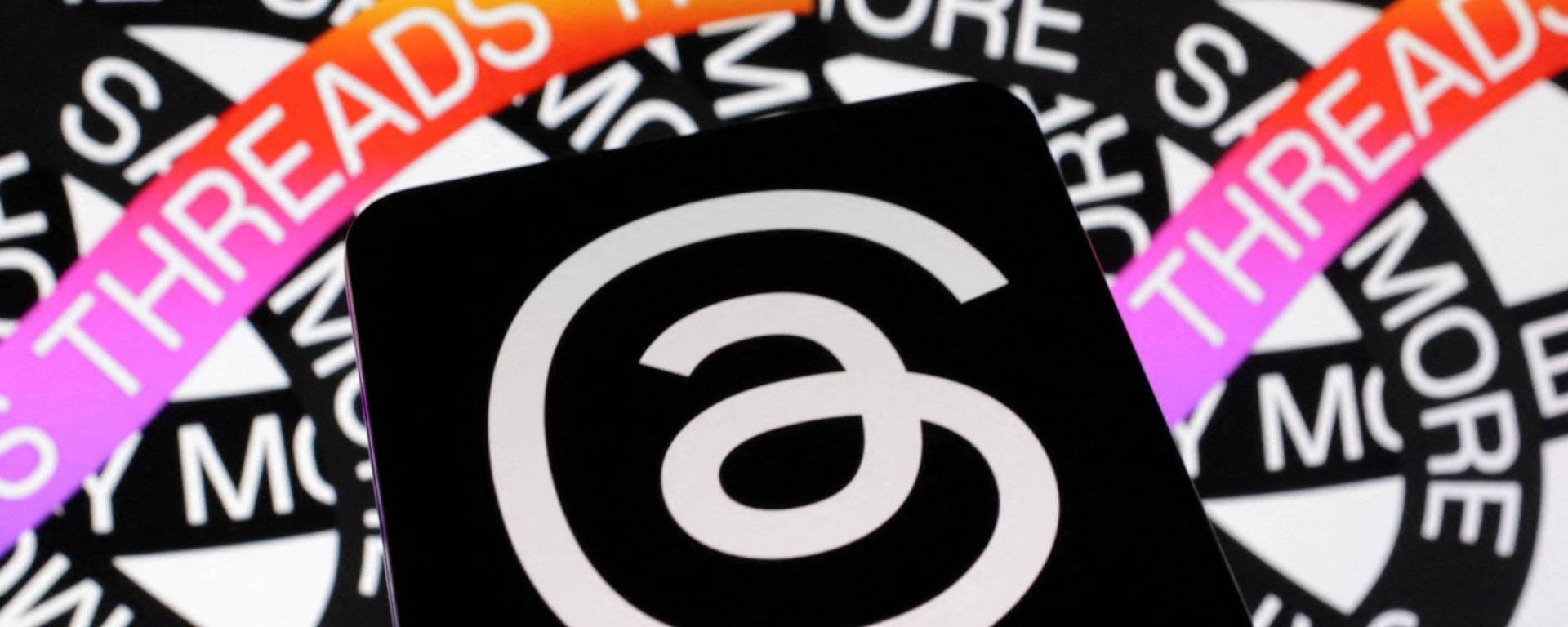 Imagem com uma tela de celular. Como usar o threads do instagram