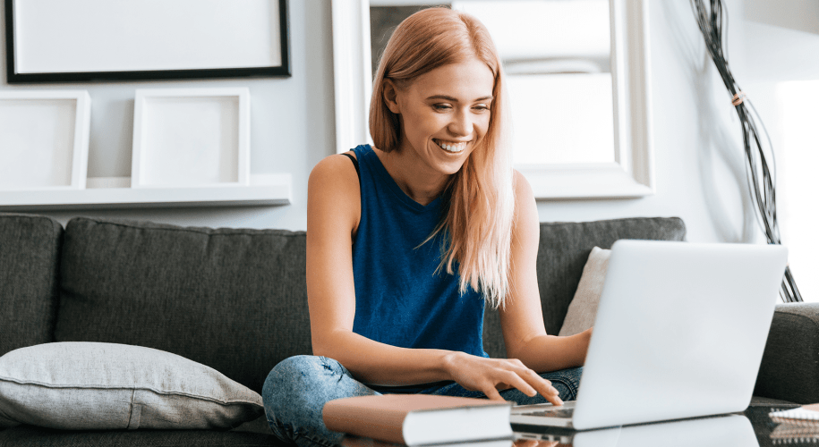 mulher sentada usando um notebook