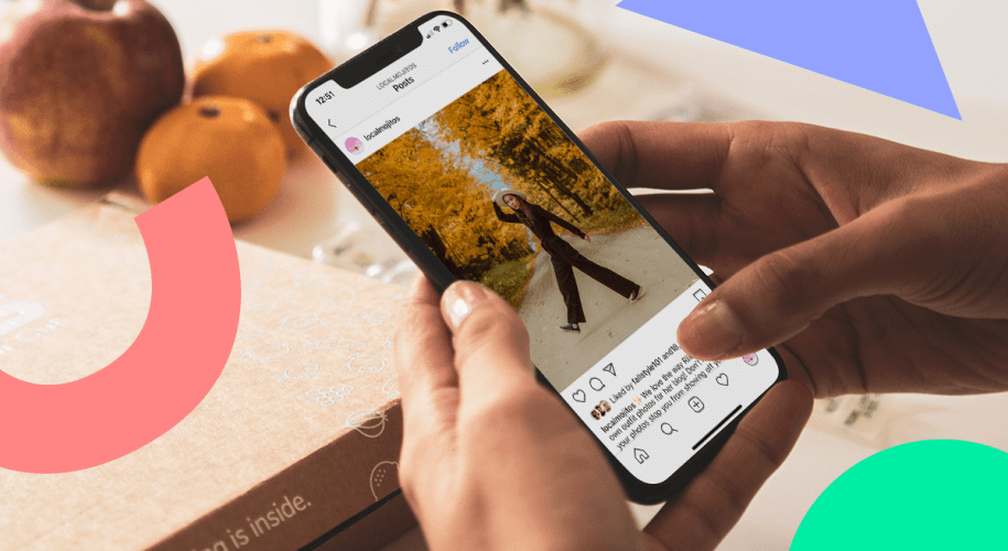 mulher usando um celular e na tela está aberto o app Instagram