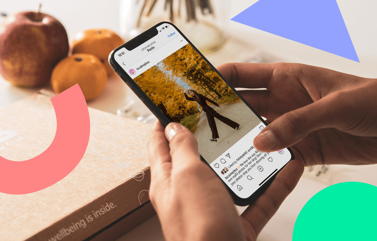 mulher usando um celular e na tela está aberto o app Instagram