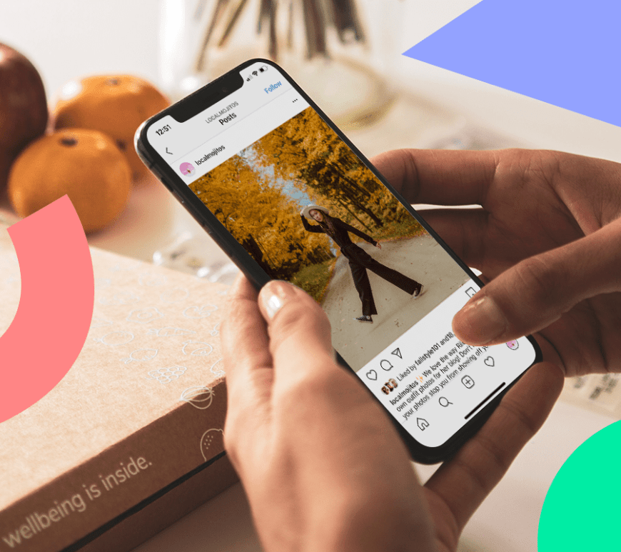 mulher usando um celular e na tela está aberto o app Instagram